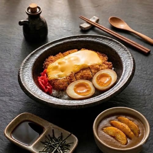 TÔ CƠM PHÔ MAI CÀ RI THỊT HEO CHIÊN XÙ