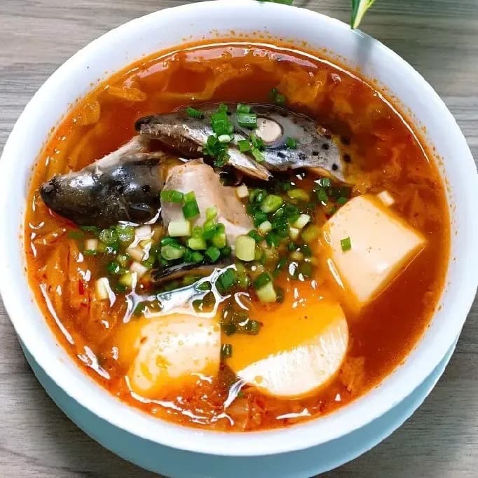 SUP ĐẦU CÁ HỒI KIM CHI - SALMON HEAD KIMCHI