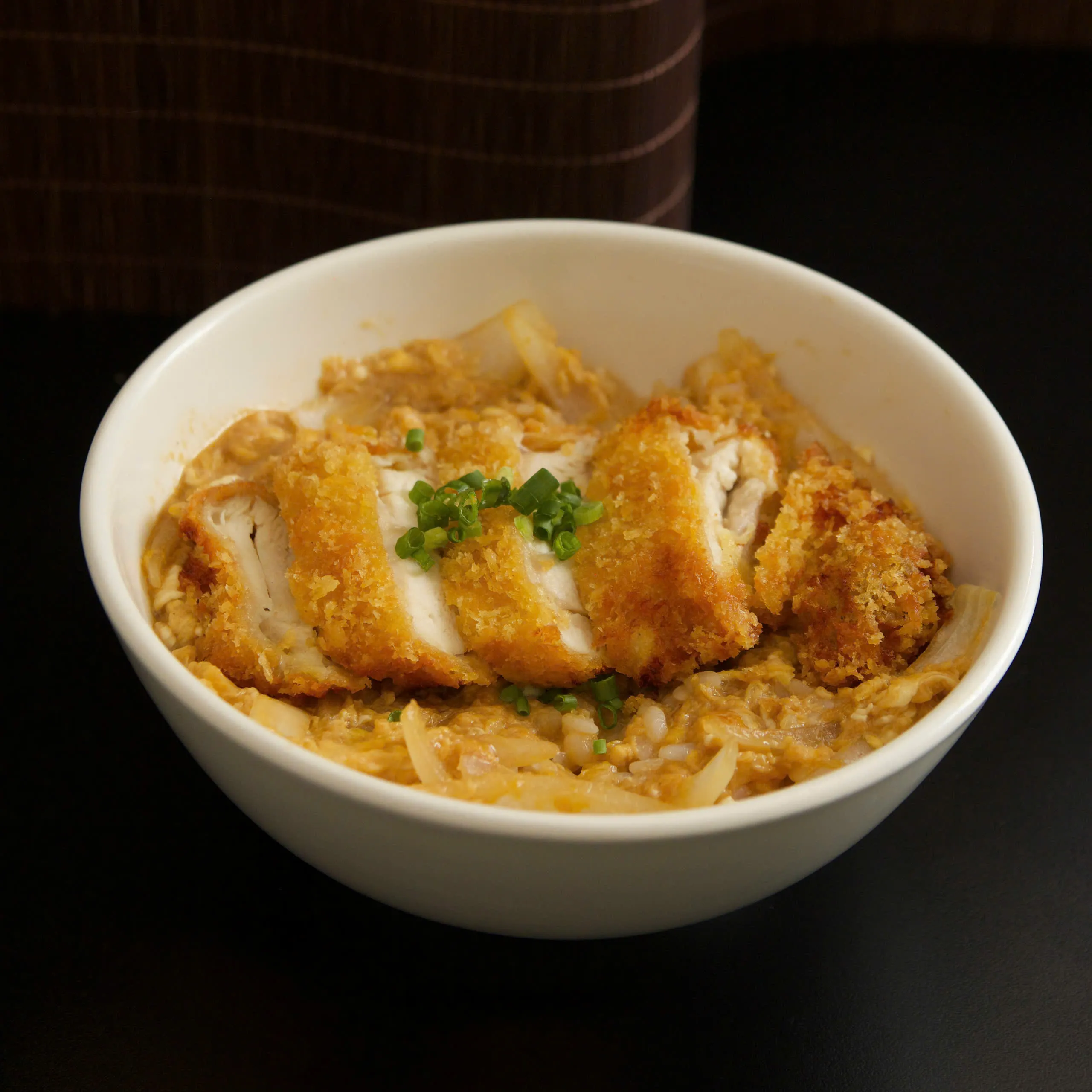 TÔ CƠM GÀ CHIÊN XÙ - TORI KATSUDON
