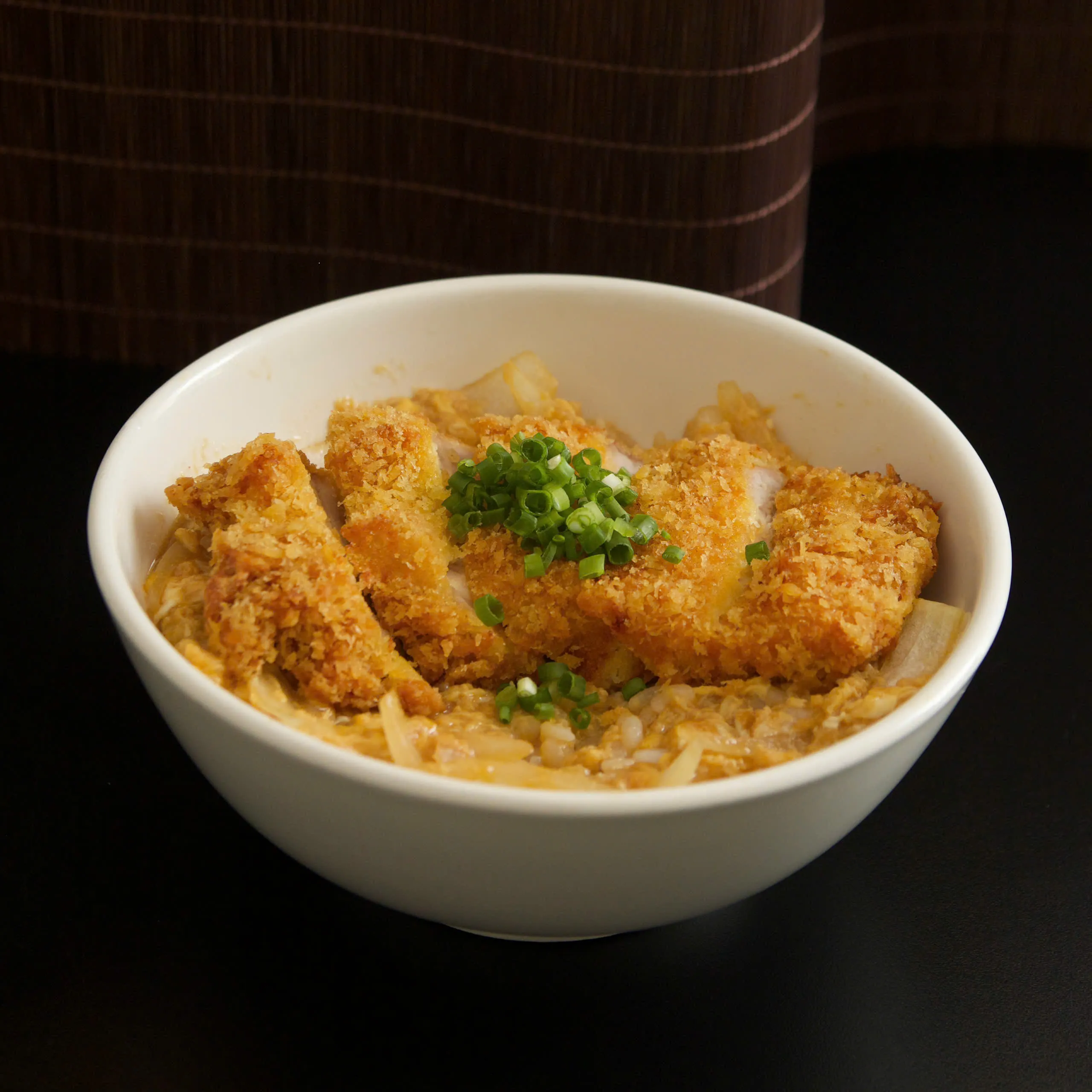 TÔ CƠM THỊT HEO CHIÊN XÙ - KATSUDON