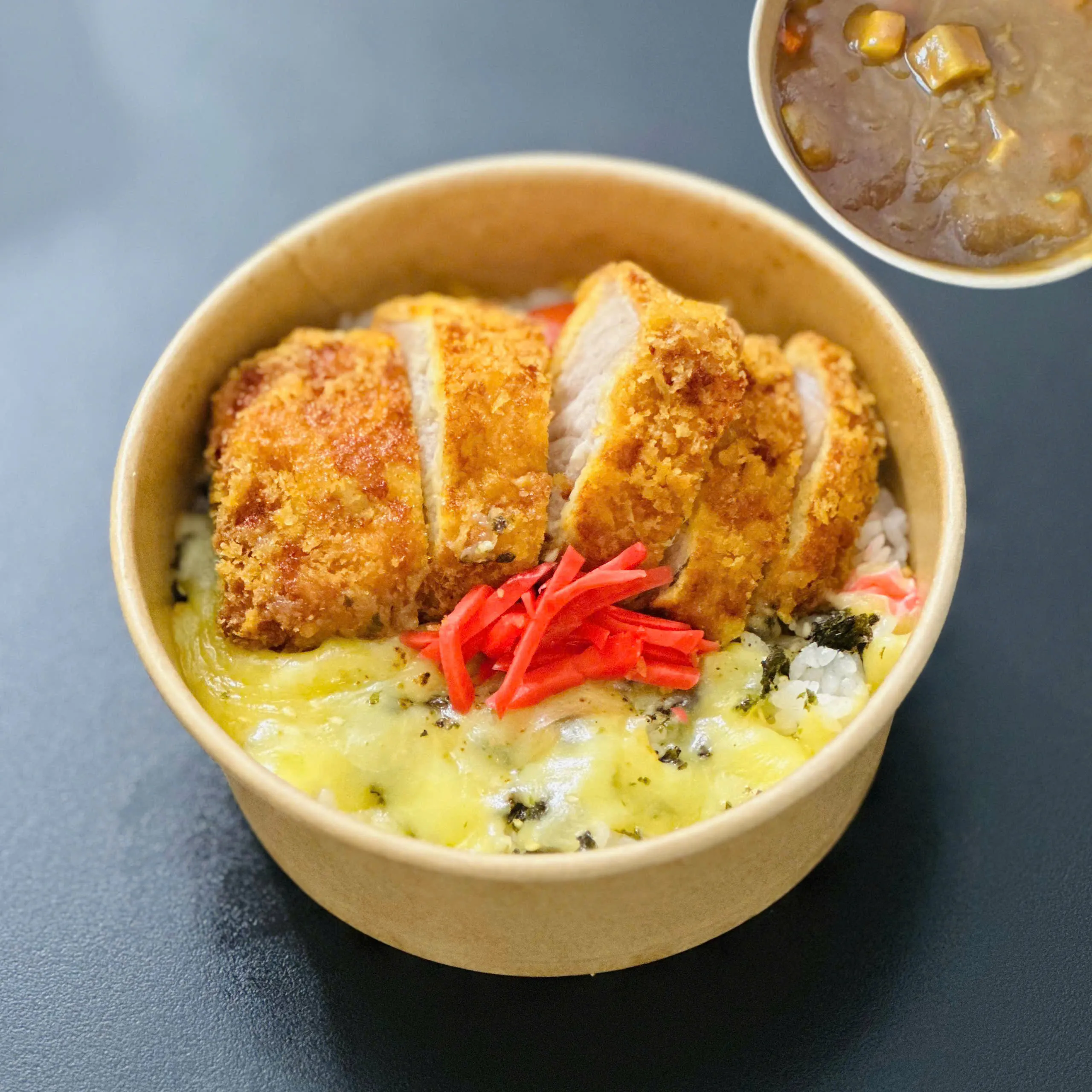 TÔ CƠM PHÔ MAI CÀ RI THỊT GÀ CHIÊN XÙ