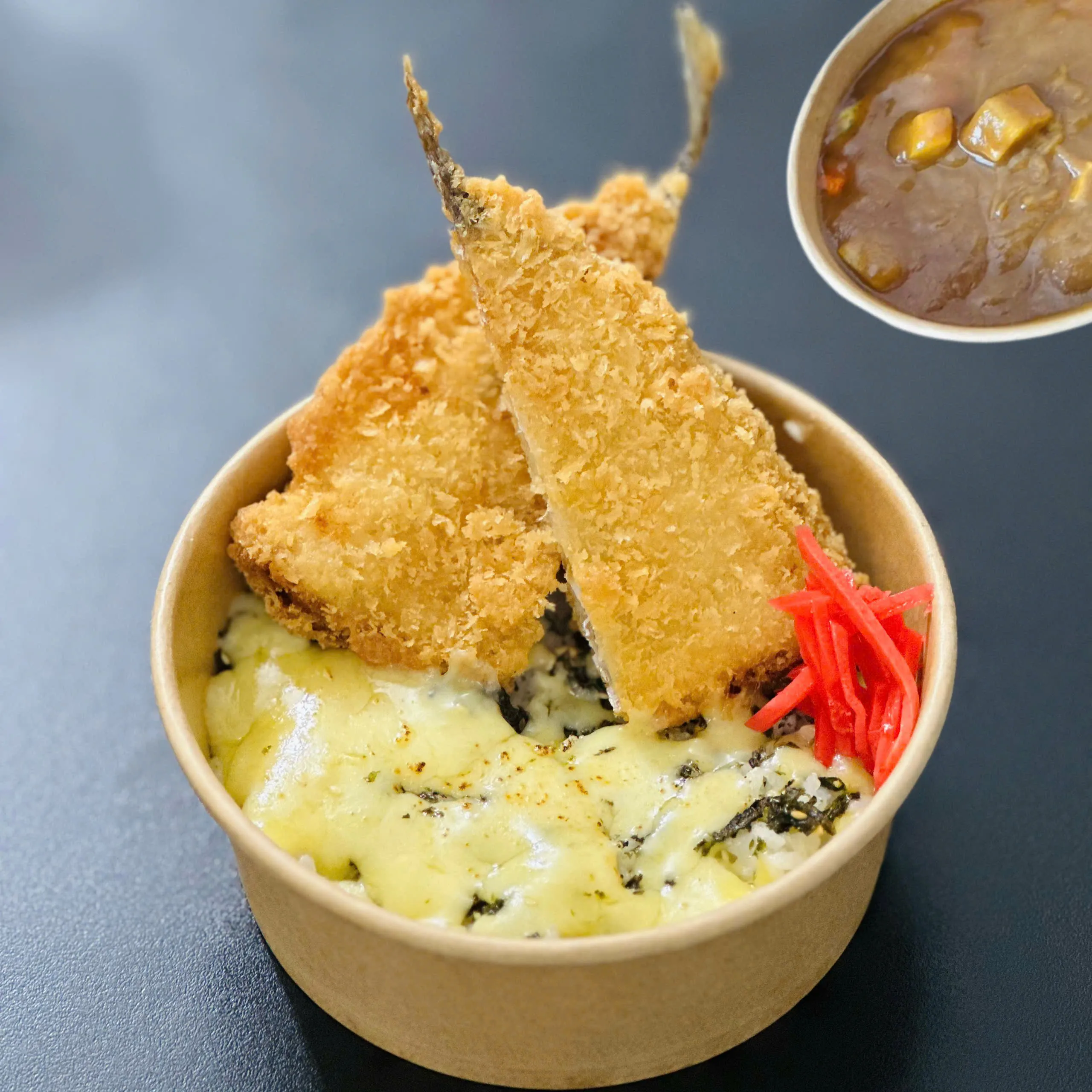 TÔ CƠM PHÔ MAI CÀ RI CÁ AJI CHIÊN XÙ