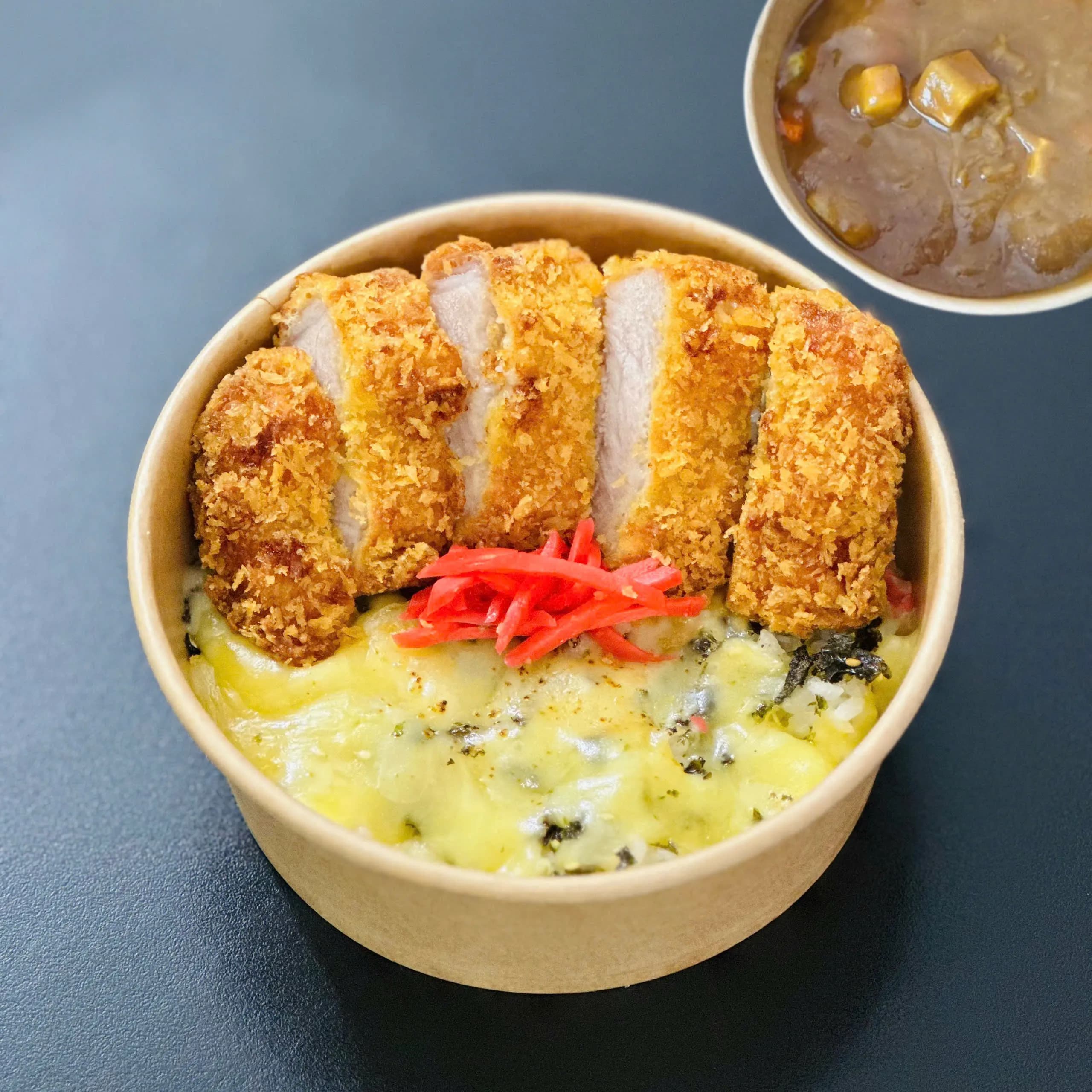 TÔ CƠM PHÔ MAI CÀ RI THỊT HEO CHIÊN XÙ